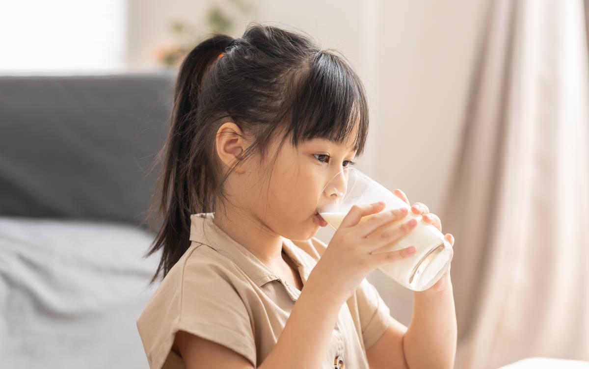 Anak minum susu 