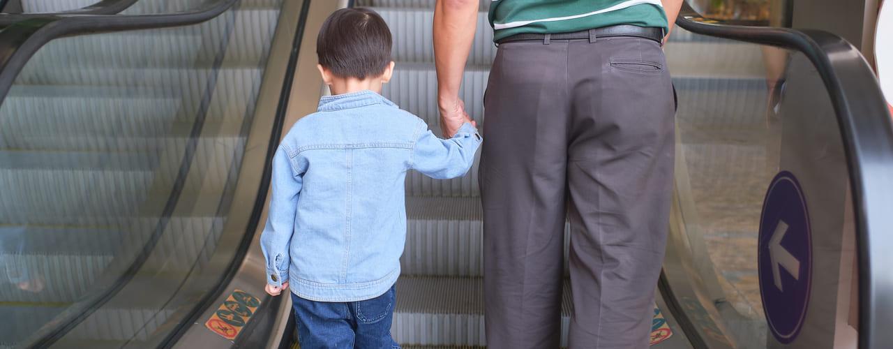 anak naik eskalator