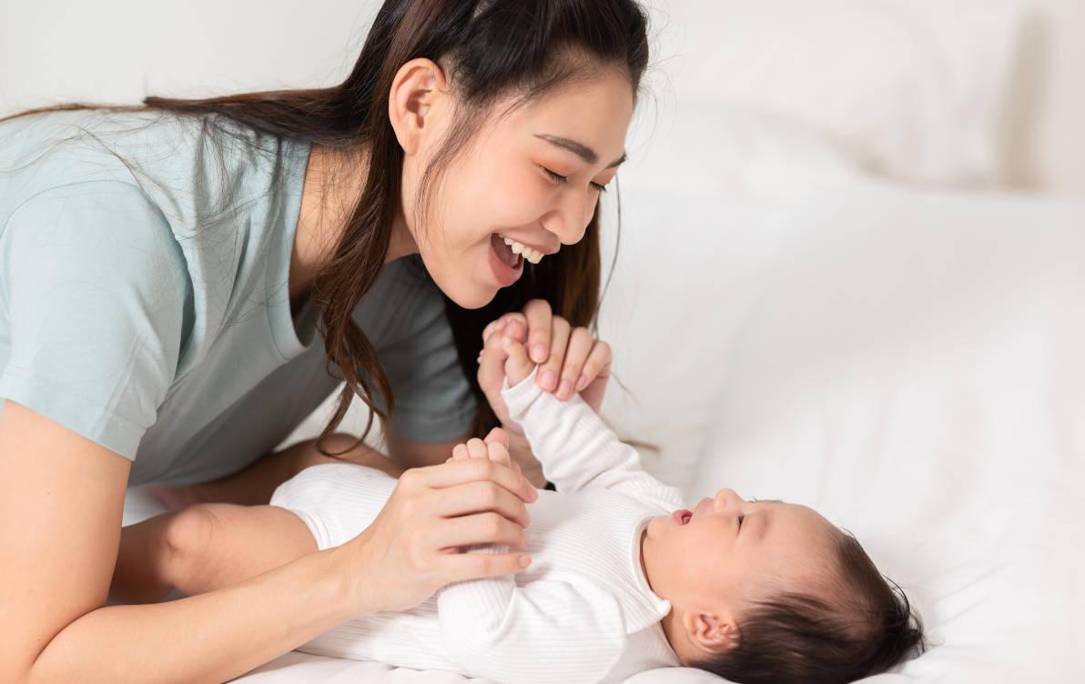  Kapan Bayi Mulai Bicara dan yang Bisa Mums Lakukan untuk Melatihnya