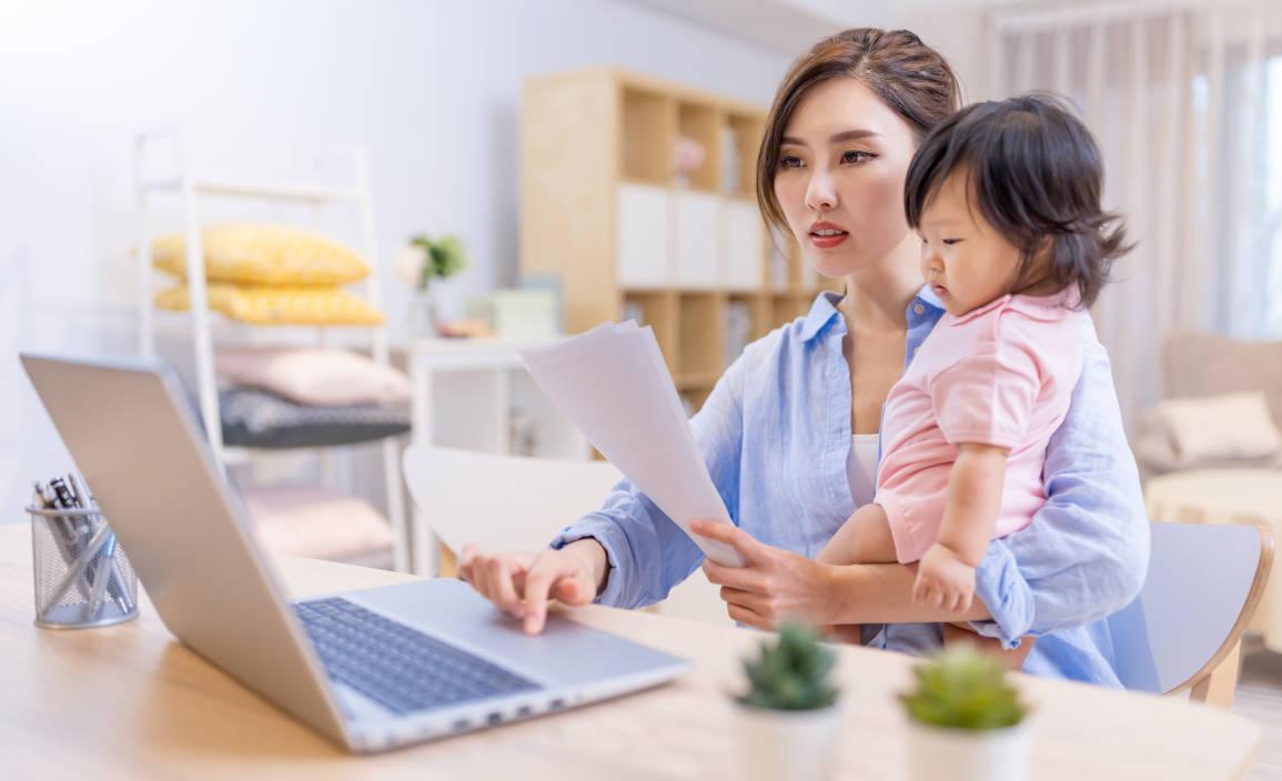 Seorang anak dengan ibunya yang juga wanita karir