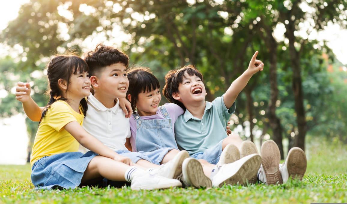 Anak bermain dengan teman-temannya
