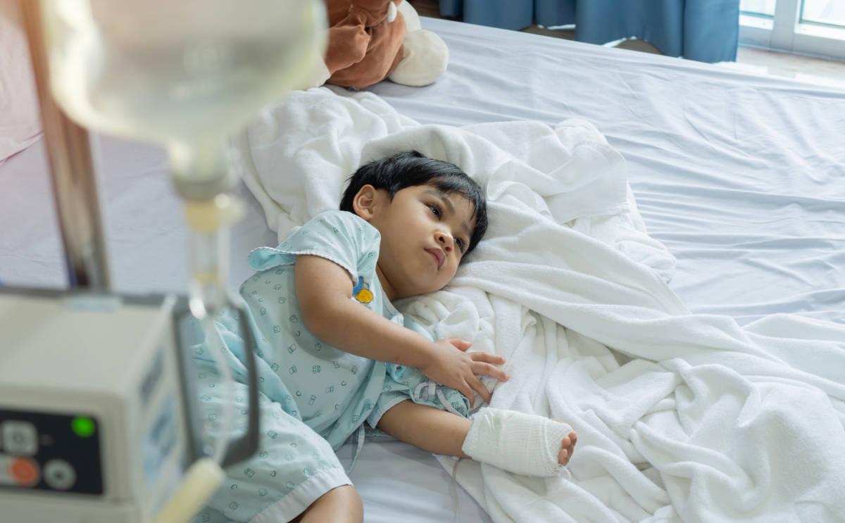 Anak dirawat di rumah sakit karena demam berdarah