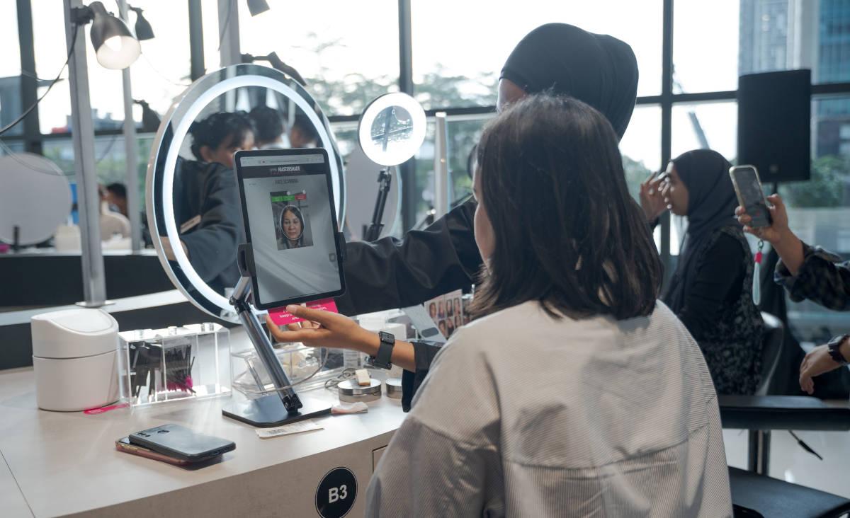 Seorang wanita sedang dibantu personalisasi wajah