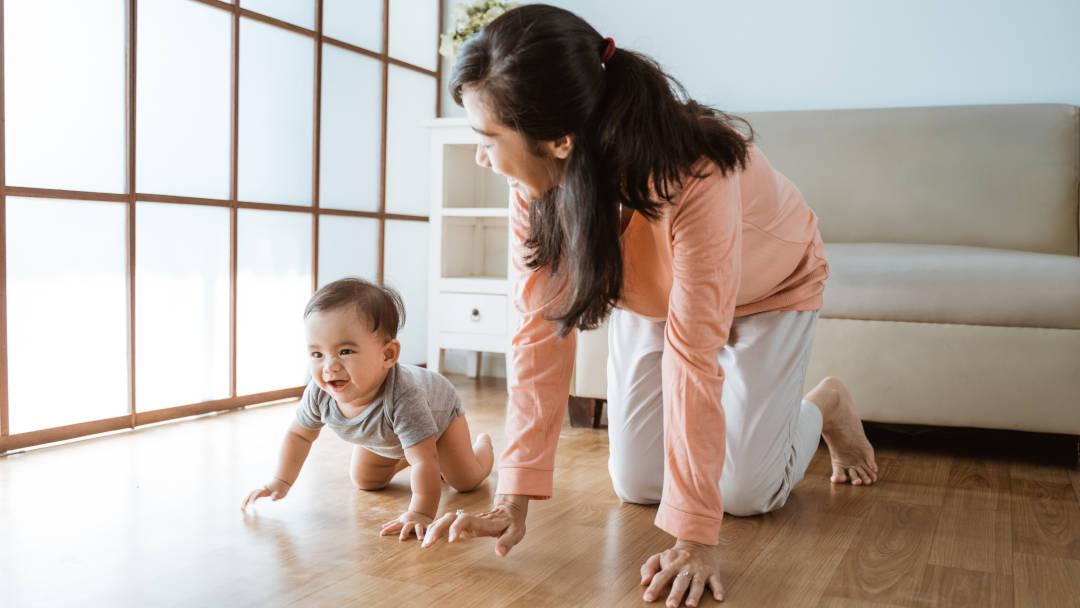 Kapan Bayi Mulai Merangkak? Berikut Cara Stimulasinya!