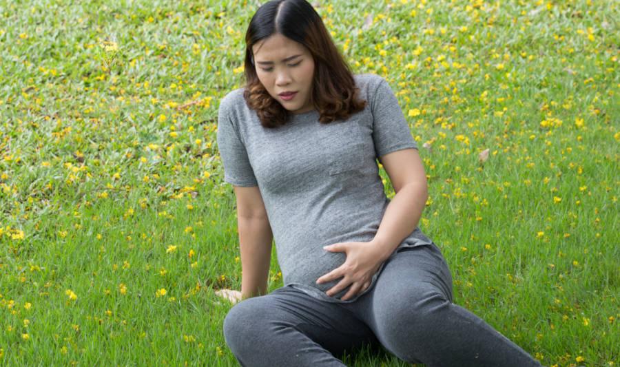 Seorang ibu hamil jatuh terduduk