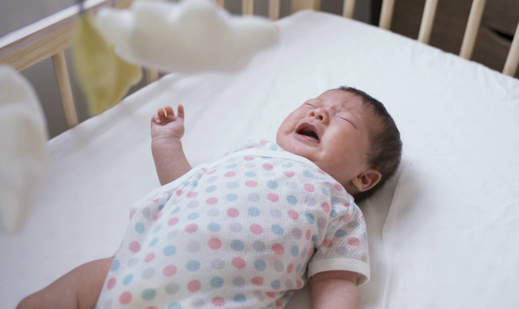 Bayi menangis di tempat tidurnya
