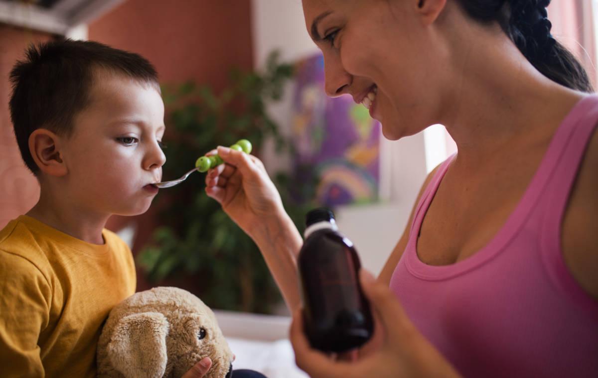 Seorang anak sedang minum vitamin penambah nafsu makan