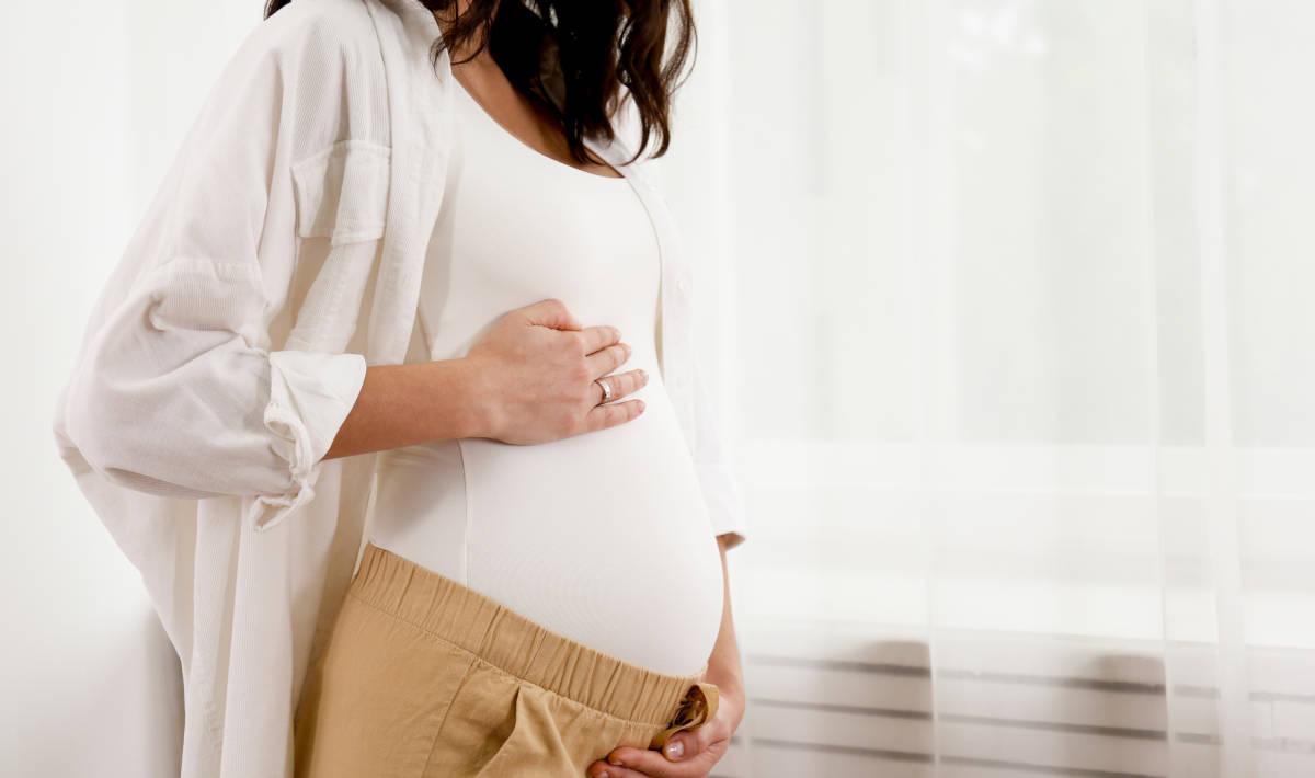 Seorang ibu hamil di masa trimester 2 kehamilan