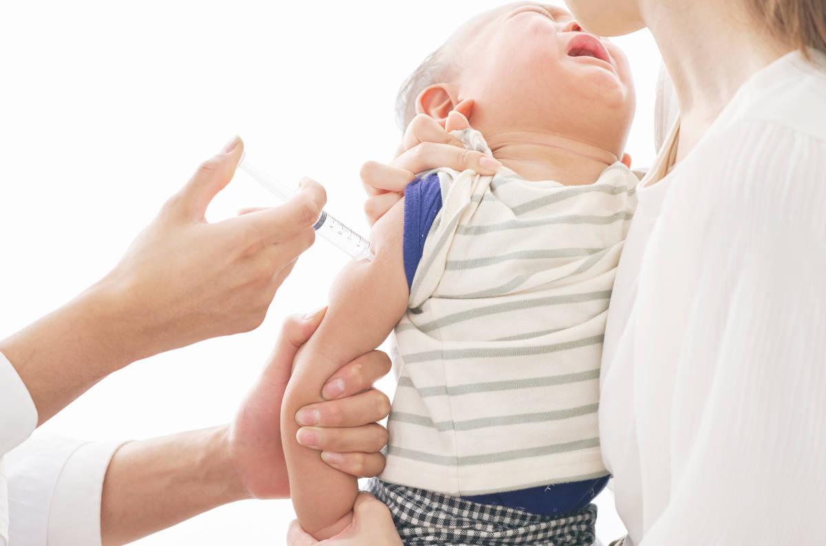 Bayi sedang diimunisasi