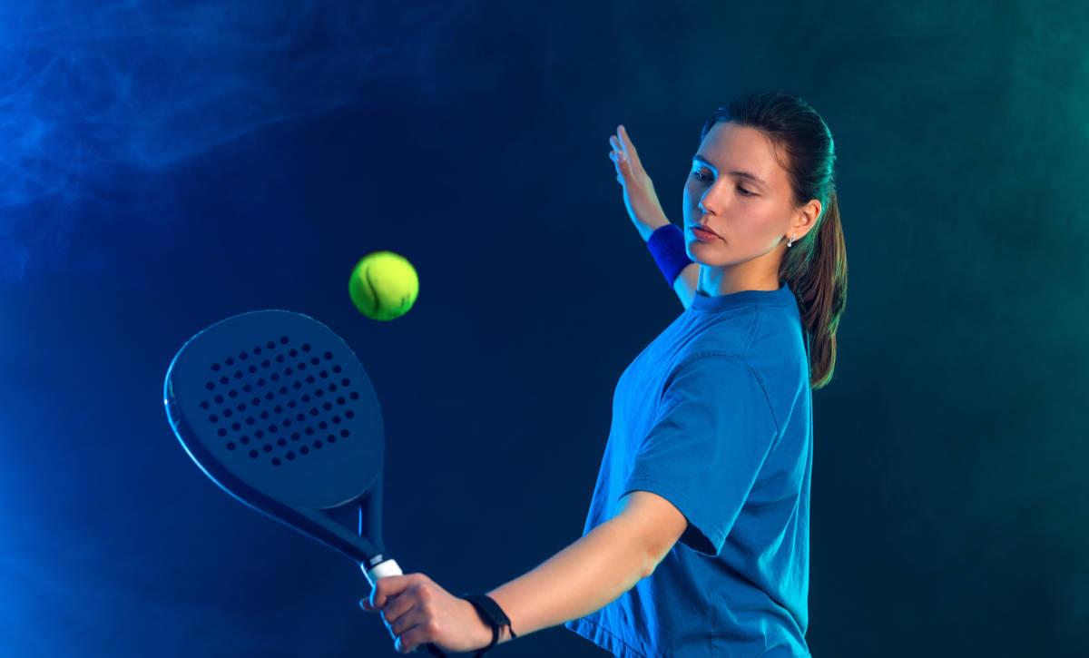 wanita bermain padel